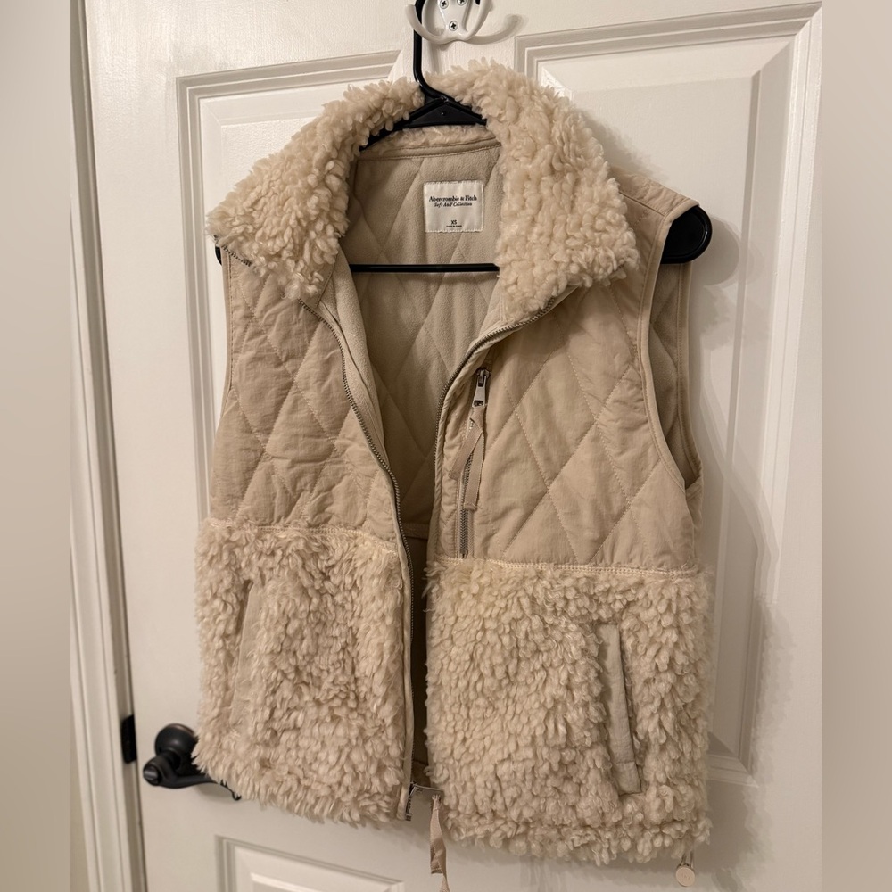 Abercrombie Cream Sherpa Lined Quilted Vest